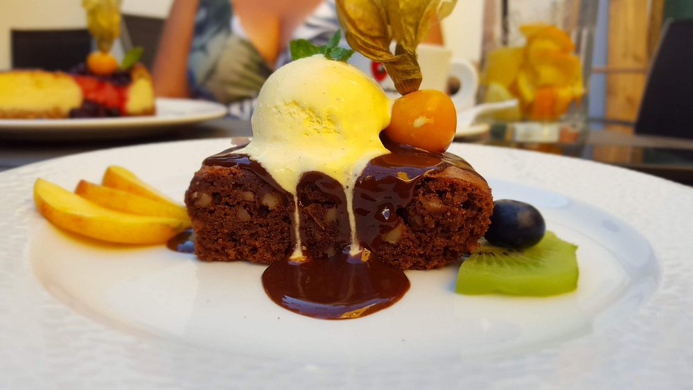 Diós brownie vaníliafagylalttal és gyümölcsökkel